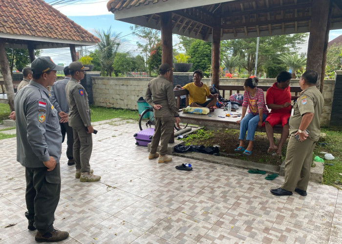 Satpol PP Cilacap Amankan Warga yang Jemur Baju di Taman Marlin