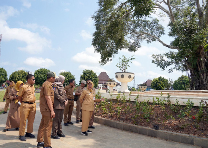 Bupati Pastikan Alun-alun Pancasila Bersih