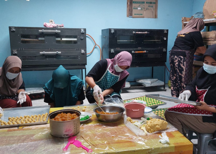 Mantan Pekerja Migran Sukses Kelola Usaha Kue Kering di Klirong