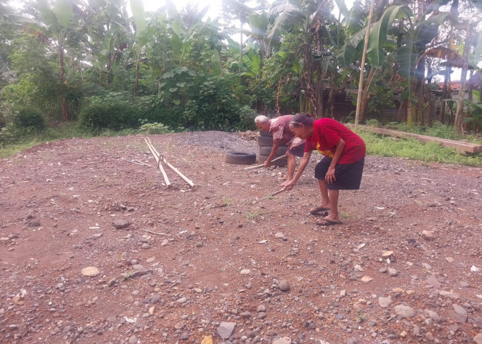 Proyek Balai Pertemuan Kampung Nopia Banyumas Tertunda, Warga Tetap Kejar Target Rampung