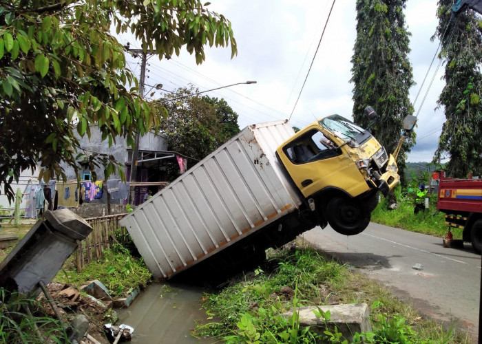 'Njengat', Beginilah Mobil Box Muatan Paket yang Terjun ke Saluran, Ini Kronologinya