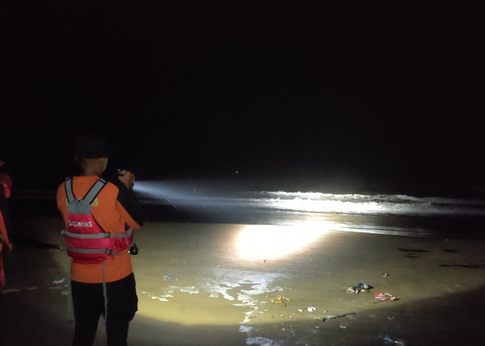Mandi di Laut, Satu Keluarga Wisatawan Asal Bekasi Terseret Ombak di Pantai Jetis Cilacap