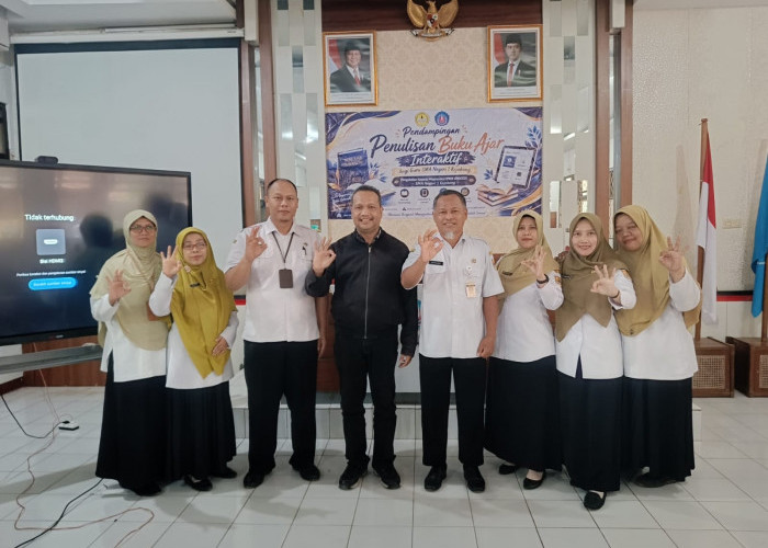 Tim PKM FMIPA Menggelar Kegiatan Pendampingan Penulisan Buku Ajar Matematika Interaktif di SMA Negeri 1 Kejobo