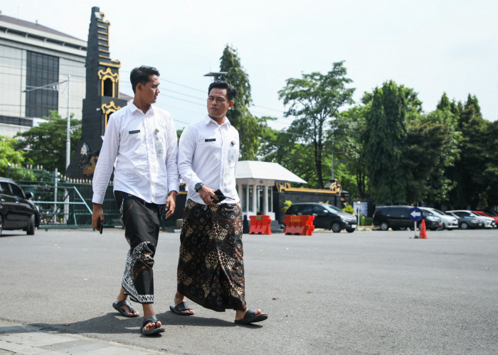 Dongkrak Pengembangan UMKM, Kebijakan Memakai Sarung Batik di Pemprov Jateng Menuai Apresiasi 