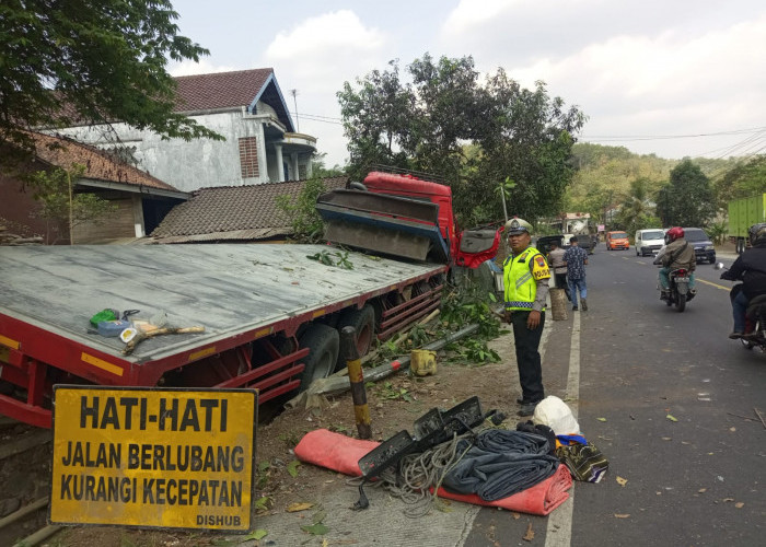 Sopir Mengantuk, Truk Tak Bermuatan Hantam Rumah Warga di Cimanggu, Cilacap