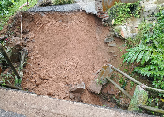 Jembatan di Bantarbarang Patah, Warga Harus Muter 4 Kilometer ke Kantor Desa