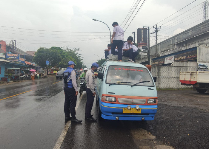 Pelajar Naik di Atap Angkudes, Sopir Angkot di Ajibarang Ditegur Dinhub 