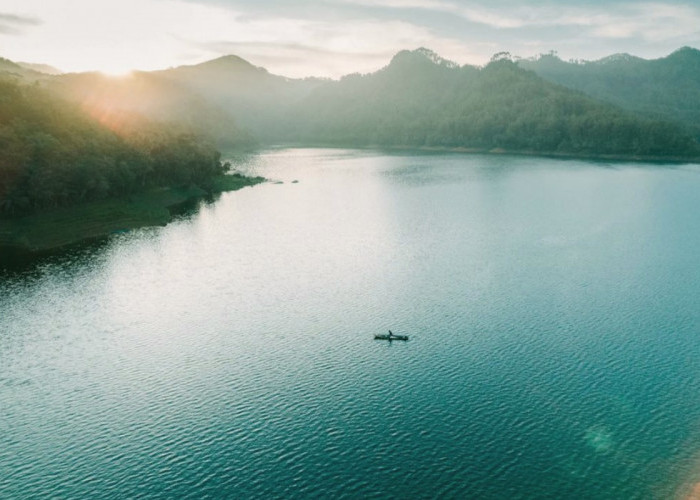 Waduk Sempor Gombong, Spot Terbaik Menikmati Senja dan Makan Mendoan Amba Viral!