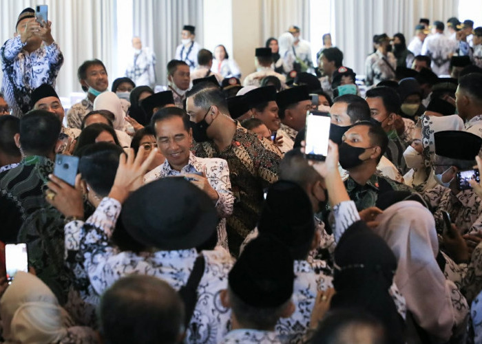 Jokowi Peringati Hari Guru di Jateng, Ganjar: Saya Yakin Target Pengangkatan Sejuta Guru Tercapai