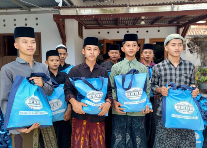 Wapres Gibran Berikan Bantuan Sembako untuk Santri di Kebumen 