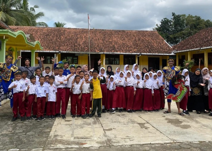 Petugas MBG Pakai Kostum Ebeg, Edukasi Gizi Jadi Lebih Menyenangkan