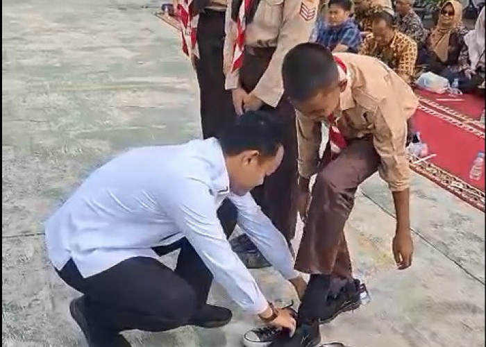 Bupati Purbalingga Salurkan Gaji dan Tunjangan untuk Belikan Sepatu 100 Siswa SMP di Karangmoncol