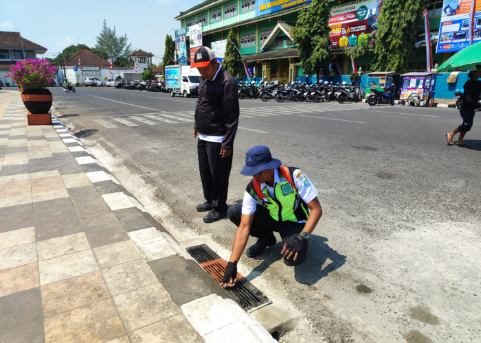 DPUPR Purbalingga Pasang 21 Grill Drainase Baru dan Perbaiki Jalan Lingkar Alun-alun