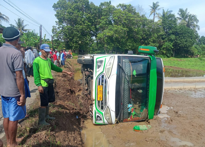 Dalam Perjalanan ke Hajatan, Mikro Bus Terguling di Jalur Lingkar Selatan Sumpiuh-Tambak 