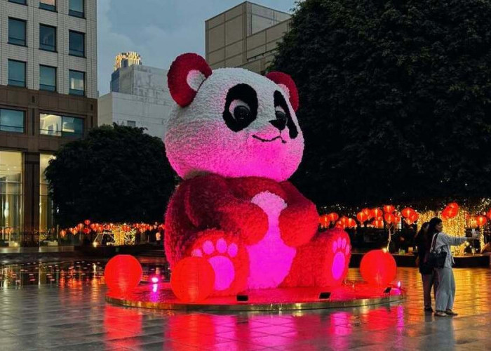 Melihat Giant Pink Panda di Plaza Senayan Edisi Imlek