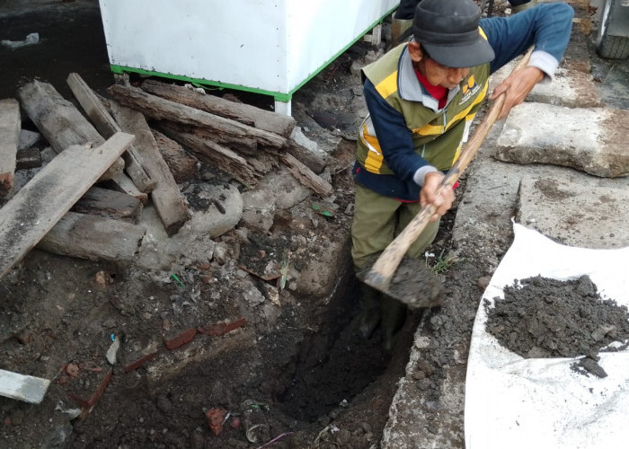 Drainase Sumpiuh Mampet 12 Tahun, Warga Laporkan Sedimen 50 Sentimeter ke Lapak Aduan