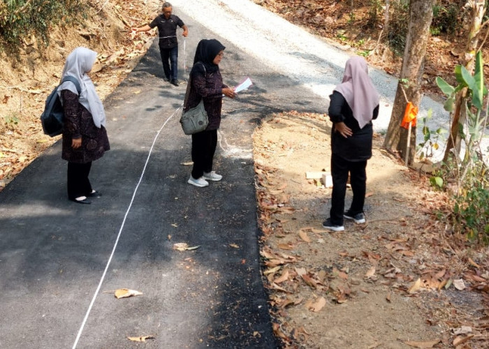 Jalan Rusak Dermaji Banyumas Diaspal Pakai Bankeu,  Pastikan Tiga Proyek Sesuai