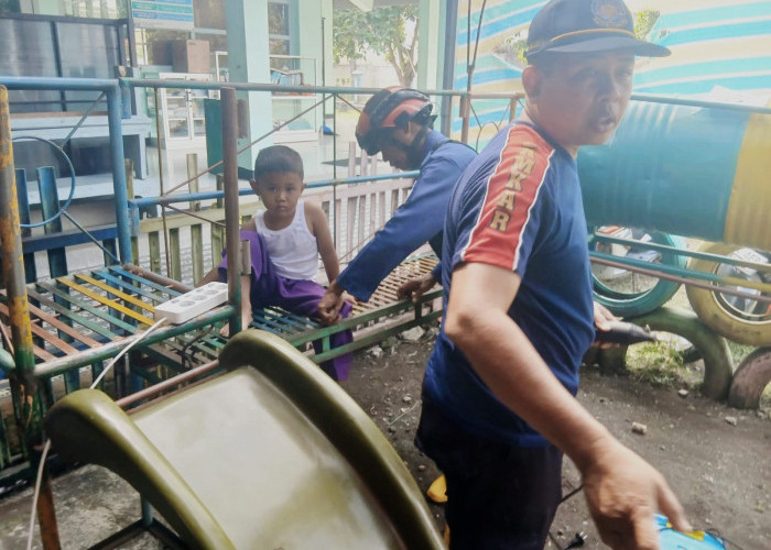 Kaki Siswa TAUD Adireja Kulon Cilacap Terjepit Perosotan, Damkar Kroya Evakuasi dalam 10 Menit