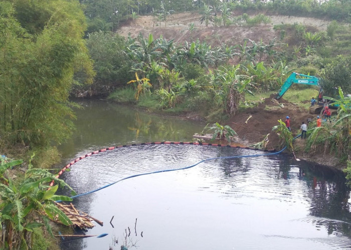 Pipa BBM Milik Pertamina Bocor, Aliran Sungai Jambu Jeruklegi Cilacap Tercemar BBM