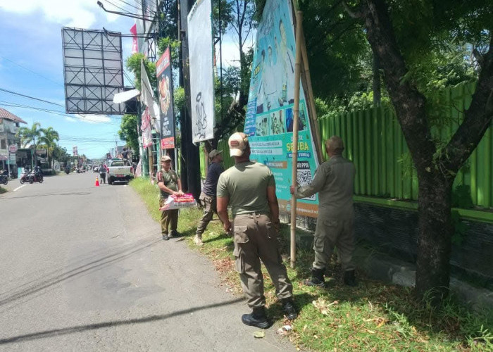 Tegakkan Perda Ketertiban, 159 Banner Liar Diturunkan Satpol PP Cilacap