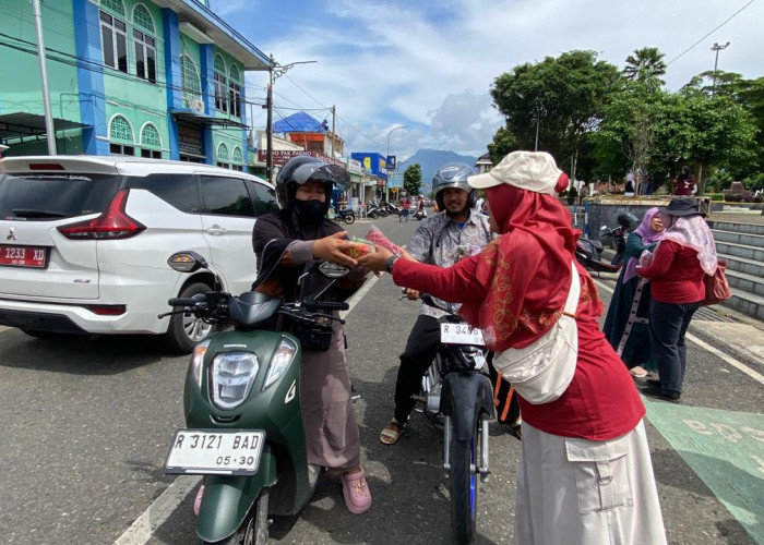 Petani Bagi-bagi Cabai Gratis di Tengah Harga Tinggi di Pasaran