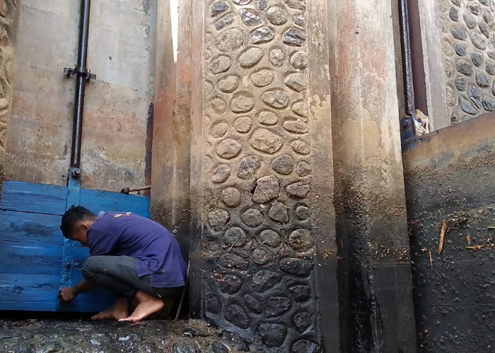 Pintu Intek Bendung Petarangan Kecamatan Kemranjen Rusak