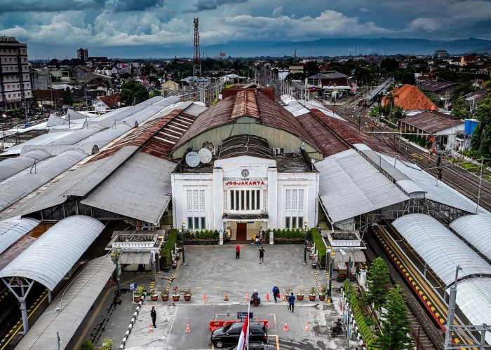 Menjelajahi 6 Stasiun Kereta Api Terunik di Indonesia