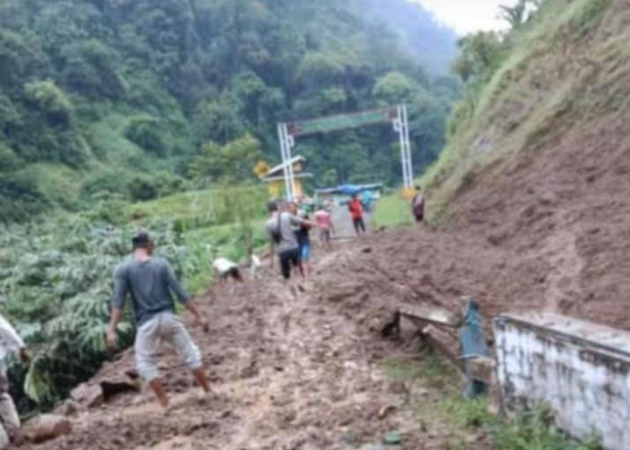 Longsor Kembali Terjadi di Sirau, Jalan Penghubung Antar Desa Tertutup