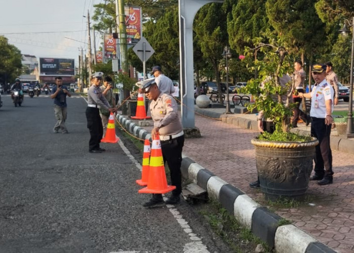 Cegah PKL dan Parkir Liar, Jalur Lampu Lalu Lintas Depan Taman Kota Usman Janatin Dipasang Traffic Cone