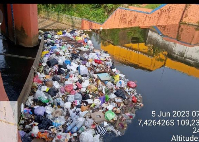 Setiap Hari, Pintu Bendung Banjaran II Sungai Kranji Dipenuhi Sampah Rumah Tangga