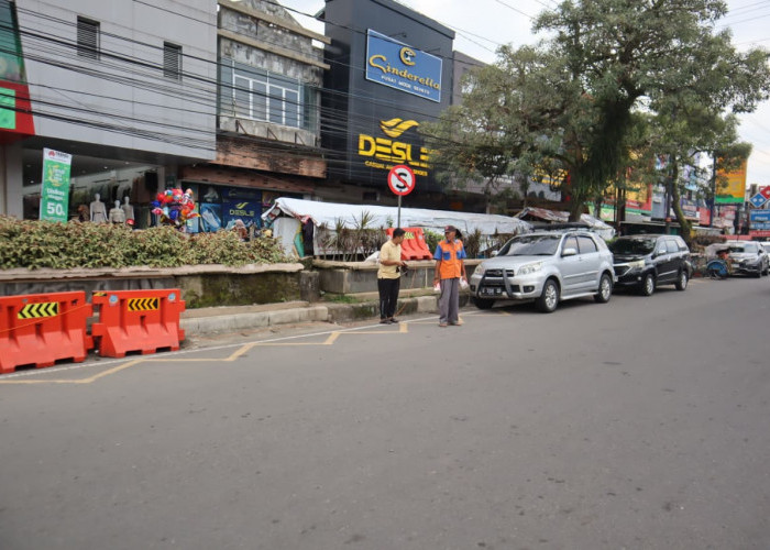 Barier Depan Duta Mode Purwokerto Bergeser dari Posisi Semula, Larangan Parkir Bahu Jalan Diabaikan