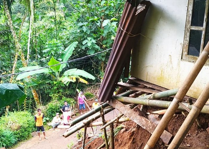 Rumah di Watuagung Menggantung Terdampak Tebing Longsor