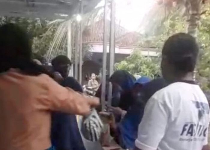 Sembako Gratis Ludes Dalam Sekejap di Banyumas, Warga Serbu 'Jaga Tangga' Musala