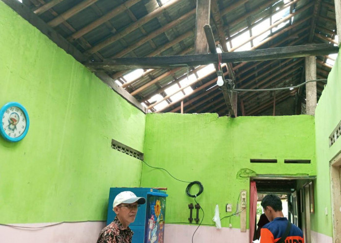 Puting Beliung Terbangkan Puluhan Atap Rumah di Banjarsari Kidul Sokaraja 