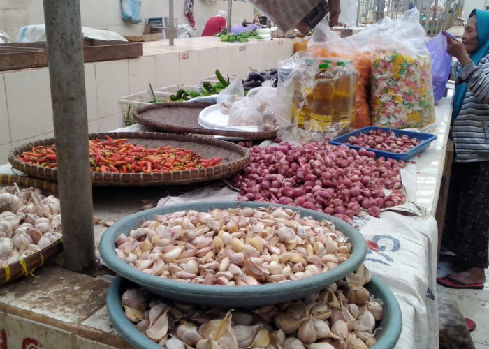 Harga Bawang Merah di Pasar Sumpiuh Banyumas Anjlog