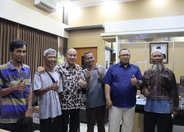 Wujud Atensi Pemkab, Bupati Serahkan Bantuan Untuk Empat Tukang Sol Sepatu Alun-alun Purwokerto 