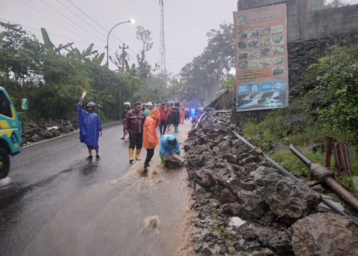 Longsor di Tlahab Kidul Tutup Akses Jalan Purbalingga-Pemalang