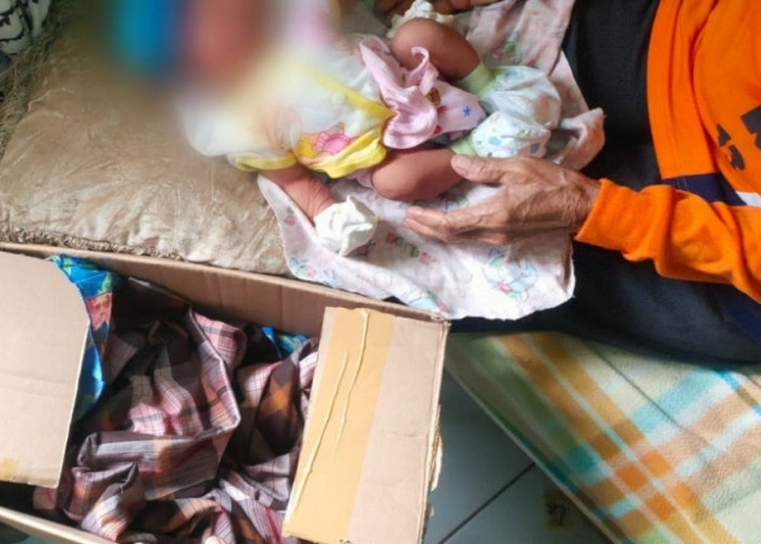 Bayi Laki-Laki Dalam Kardus Ditemukan di teras Mushola Desa Limbangan Cilacap