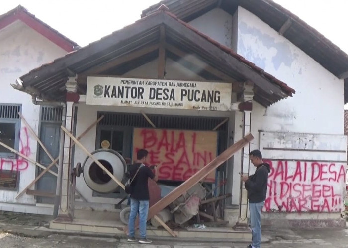 Kantor Desa Pucang Disegel Warga Buntut Aksi Demonstrasi Pelantikan Kades di Banjarnegara 