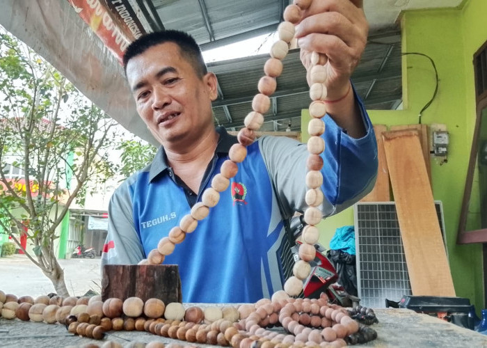 Babinsa Sumpiuh Banyumas Membuat Tasbih Kayu Sendiri, Kopka Teguh Tekuni Hobi di Rumah Dinas