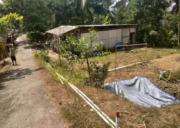 Sebagian Warga Grumbul Kalisari Desa Jingkang Ajibarang Kesulitan Terpal Untuk Bak Penampungan Air