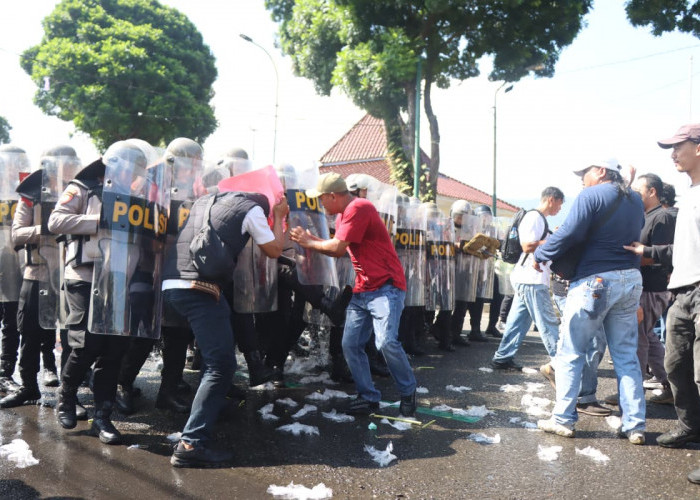 Jalan Dipayudha Tegang, Polisi Siaga Hadapi Massa, Ternyata Hanya Simulasi