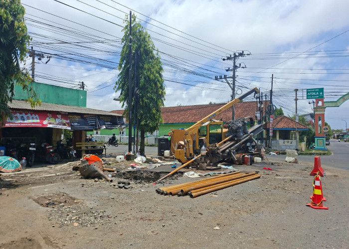Pipa Utama Perumdam Tirta Jaya Bocor di Simpang Proliman Jeruklegi Cilacap, Perbaikan Dimulai