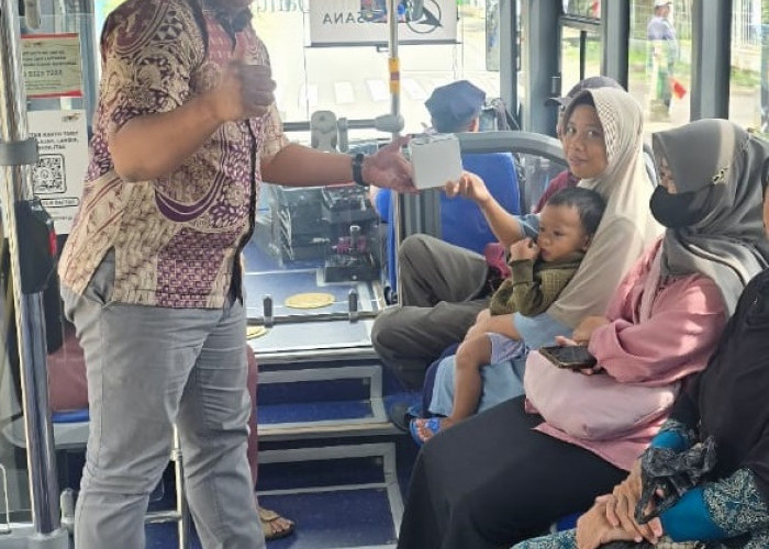 Anak-anak Dapat Susu Gratis, Souvenir Bagi Yang Bisa Jawab Pertanyaan