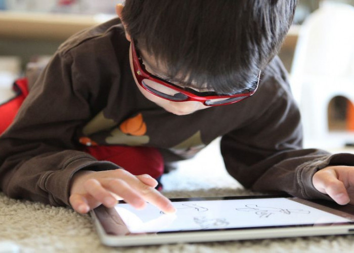 7 Cara Mendidik Anak di Era Digital, Jadi Tak Kecanduan Gadget!