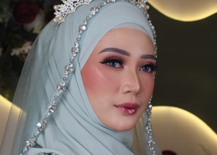 Intan Rias Syari Tampilkan Riasan Syari Tanpa Kerik Alis