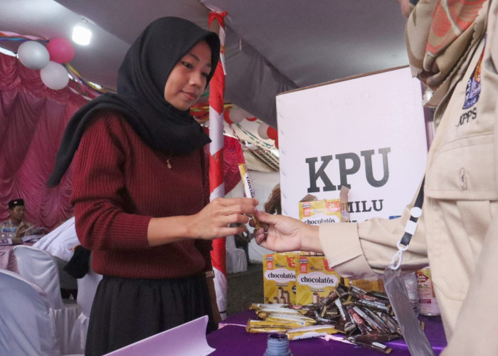 Bertema Valentine, TPS di Sokaraja Bagikan Cokelat Kepada Pemilih Yang Datang
