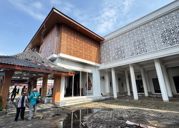 Pasca Ricuh, Kantor DPRD Cilacap Berantakan dan Masih Dijaga Ketat Aparat