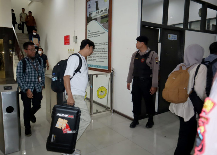 KPK Bawa 60 Barang Bukti dari Rektorat Unsoed Purwokerto, Dokumen Dan Salinan Digital Diangkut Empat Koper