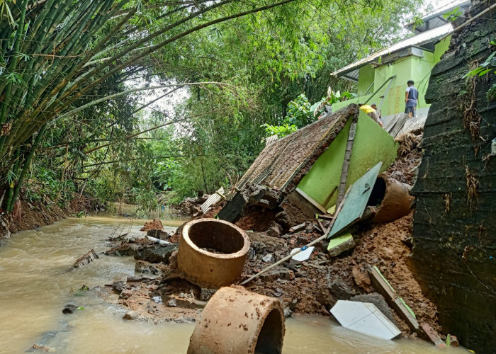 Hujan Selama 3 Jam, Kamar Mandi dan Tempat Wudhu Panti Asuhan di Sidamulya Kemranjen Terdampak Longsor